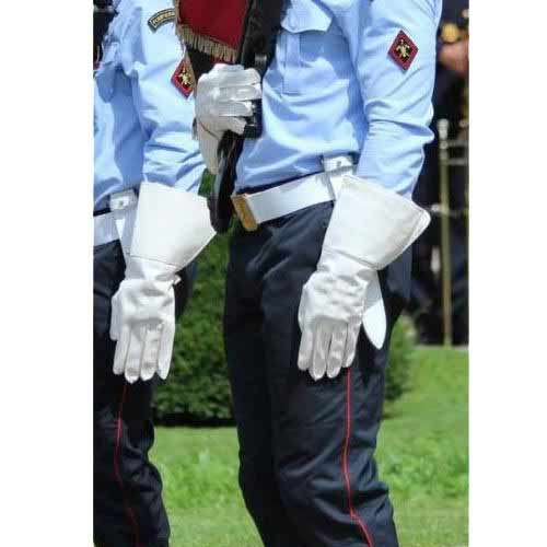 Pompier garde au drapeau
